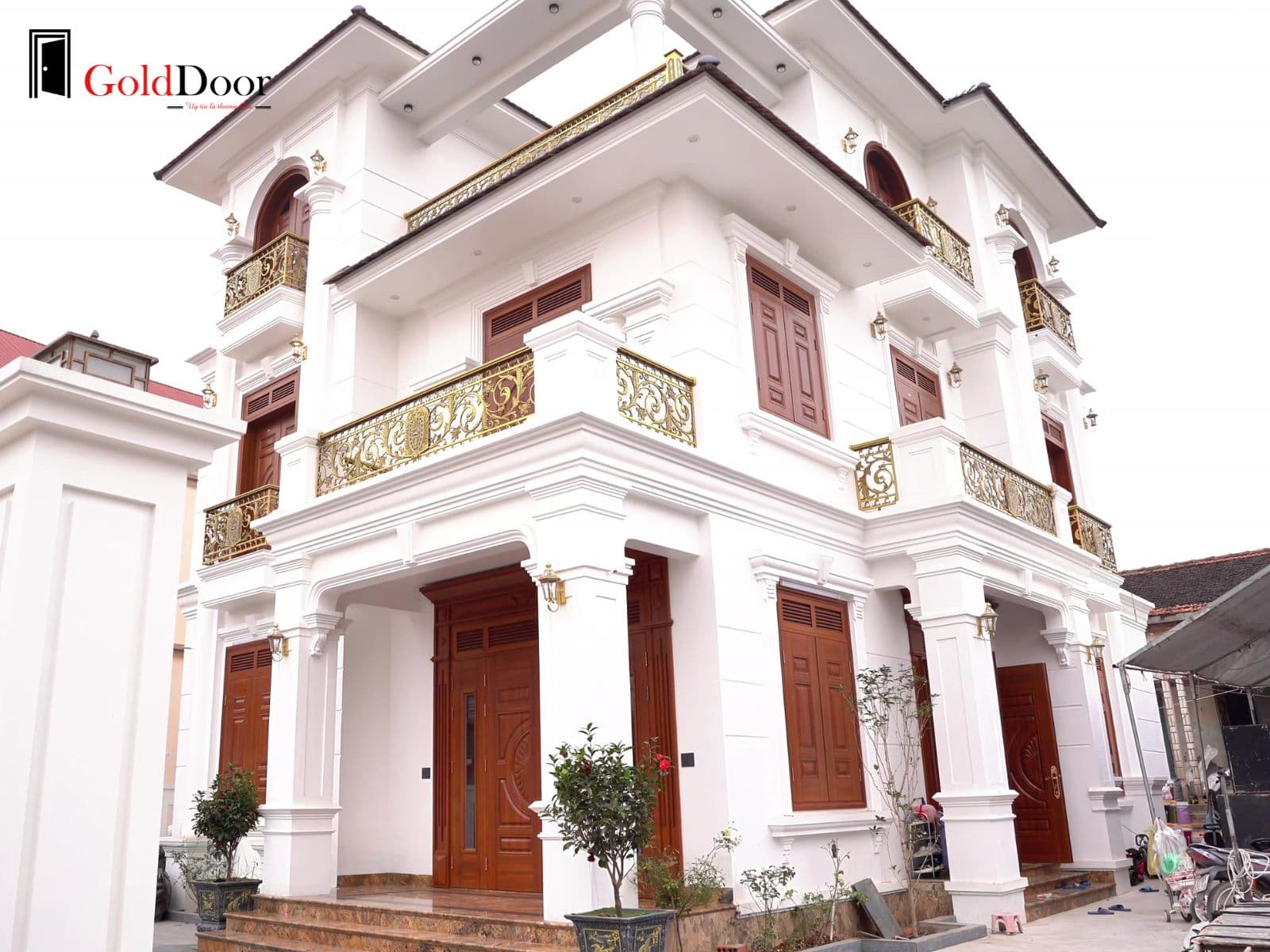 Cửa thép GoldDoor hoàn thiện